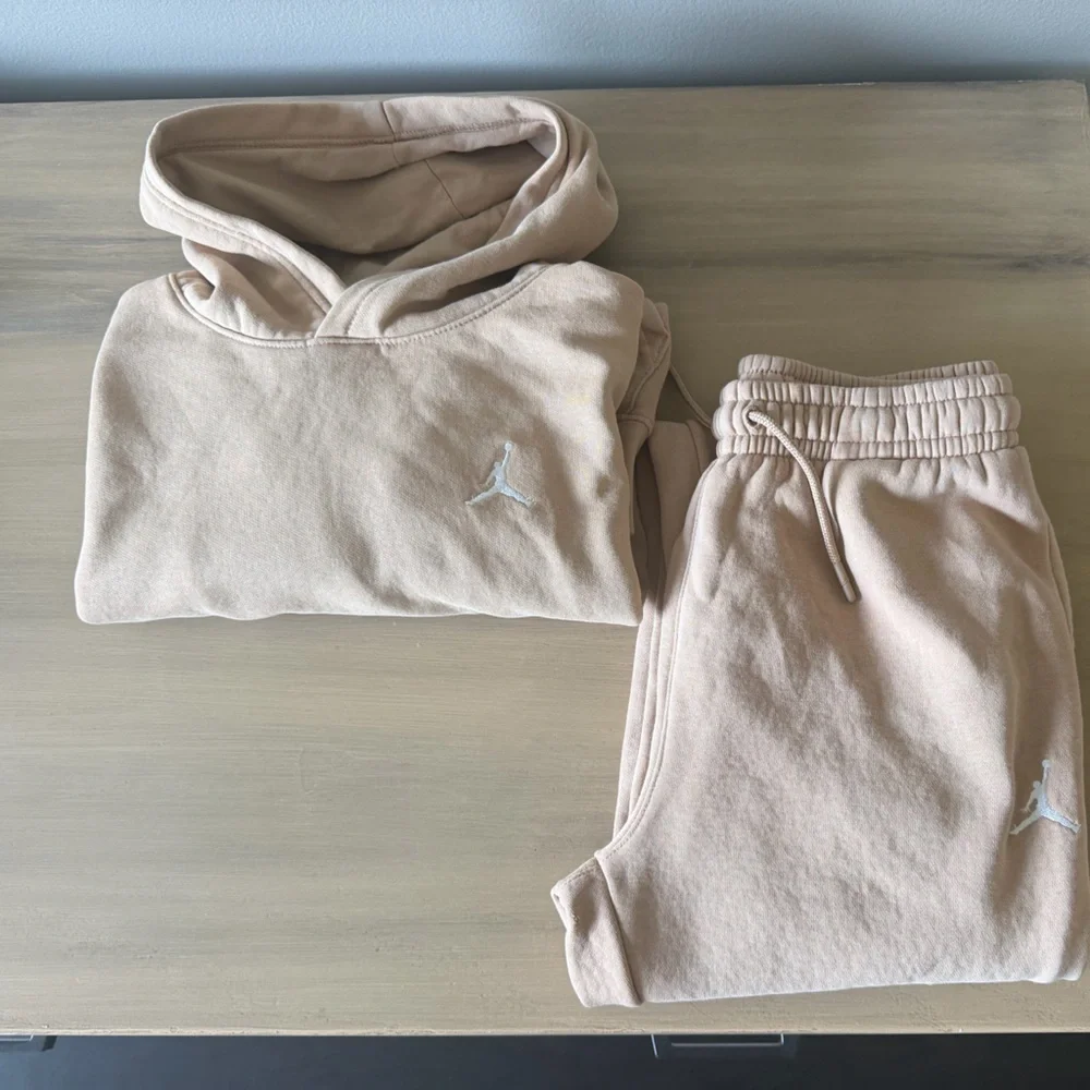 Nike Jordan Boys Tan sweatpants/ sweatshirt Set. Size Large.